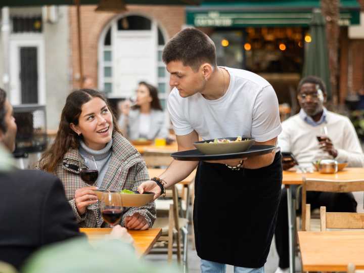 Qué significa ayudar a los camareros a recoger la mesa, según la psicología