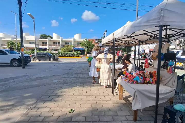 “Nos piden hasta mil pesos por día”: Vendedores mayas denuncian cobros excesivos para poder trabajar en la ZH de Tulum