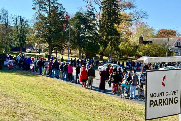 2 Arlington churches come together to feed the hungry