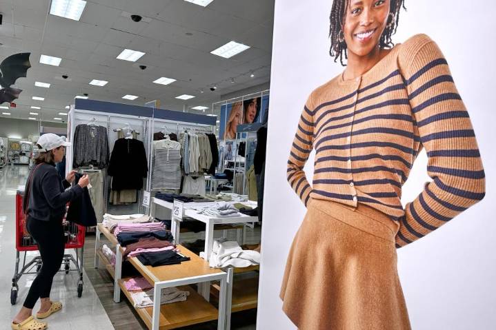 National Retail Federation predicts first $1 trillion holiday shopping season