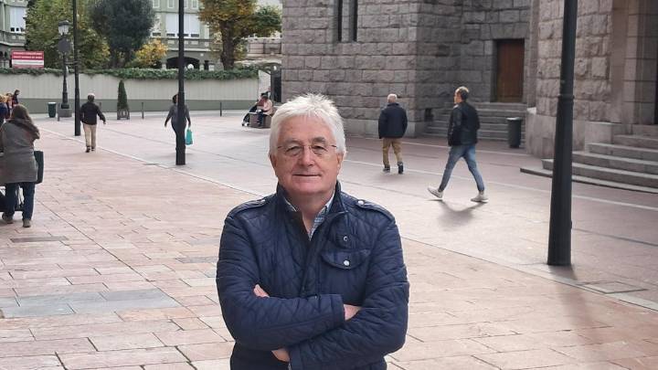 La historia de Simón Iglesias: El profesor de Lengua de Oviedo que vio volar en directo a Usain Bolt y ahora cuelga el cronómetro