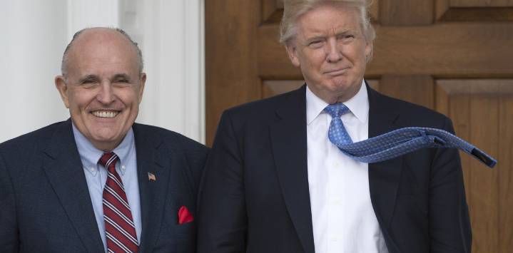 Donald Trump indultó a Rudy Giuliani y otros implicados en intentos de anular elecciones de 2020
