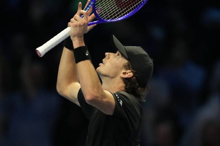 De Minaur beats Fritz for first ATP Finals win and now needs Alcaraz favor