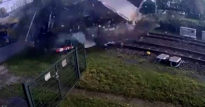 El momento en que un tren arrolla un camión en un paso a nivel en Países Bajos
