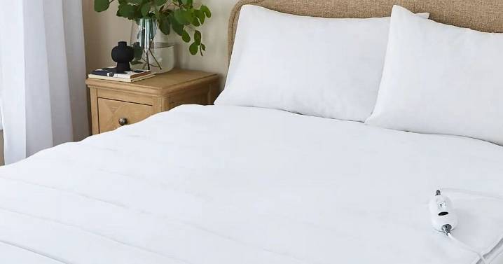 Dunelm deal on electric blanket that helps keep bed 'warm and cosy all night'