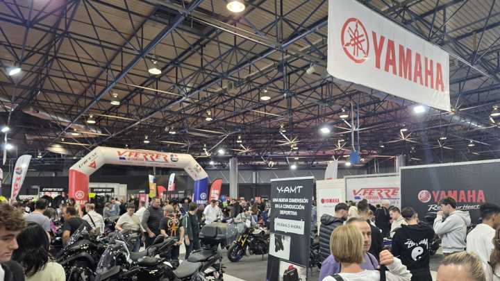 ¡Explosión motera en Valencia! 2Ruedas arranca desbordando pasillos y pasiones