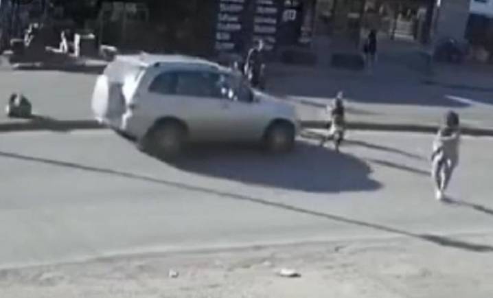 Viva de milagro: cruzaron mal la avenida y una camioneta atropelló a una nena