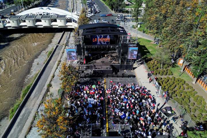 Adherentes de Johannes Kaiser entonan “estrofa prohibida” del himno nacional en su cierre de campaña