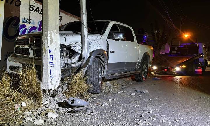 Saltillo: hombre pierde el control del volante y poste de concreto se le atraviesa en el camino