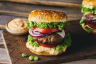 22-Year-Old Fatally Chokes After Declaring 'Look at This' and Trying to Eat Entire Hamburger Whole: Reports