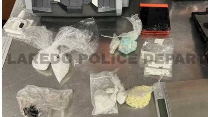 Policía de Laredo atrapa a cinco narcomenudistas con arsenal de drogas y arma robada
