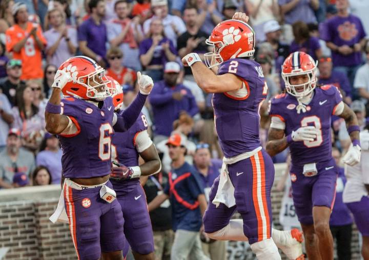 Deadspin | Clemson cruises past Furman to clinch bowl eligibility