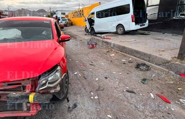 Riña termina en choque contra negocio