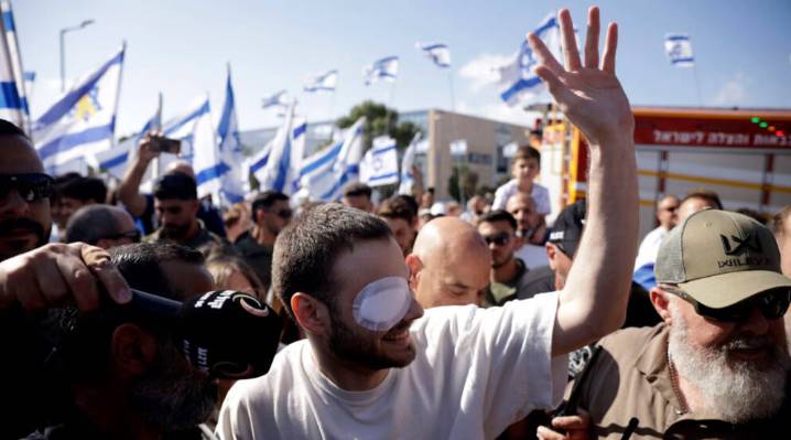 Freed Hostage Alon Ohel Plays Piano on Israeli Sketch Comedy Show ‘Eretz Nehederet’