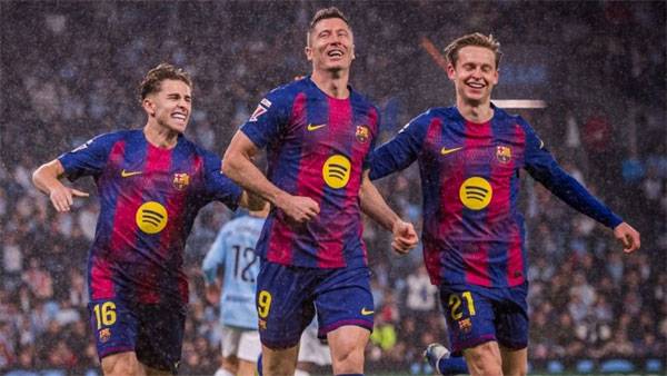 Lewandowski hat-trick fires Barcelona past Celta Vigo as Real Madrid stumble