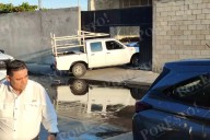 Joven sufre malestar físico y provoca aparatoso accidente en Carmen; estrella auto contra bodega