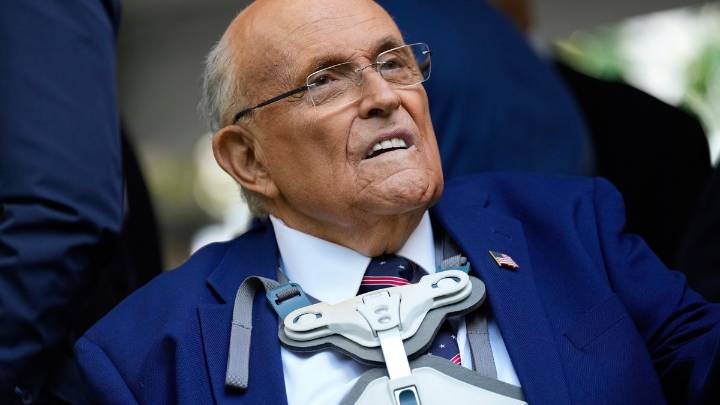 Trump indulta a Giuliani y otros acusados de intentar anular elecciones de 2020