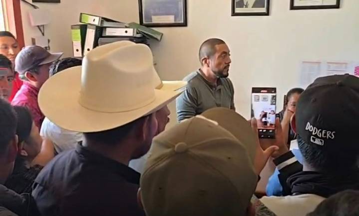 Encarcelan pobladores al alcalde de Alcozauca y a funcionarios