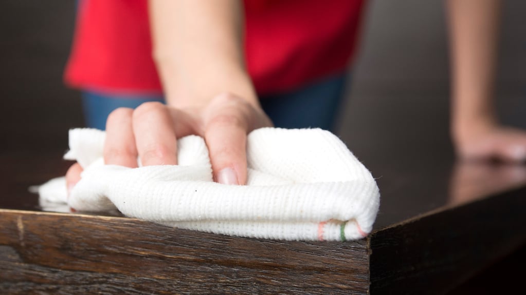 Sin químicos: el truco para darles brillo a los muebles de madera con 2 ingredientes de la cocina