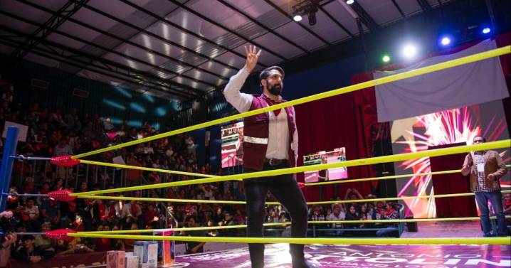Antonio Attolini debuta como luchador durante su informe legislativo en Torreón