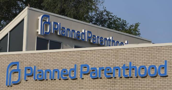 Man charged in Colorado Planned Parenthood shooting dies in federal custody