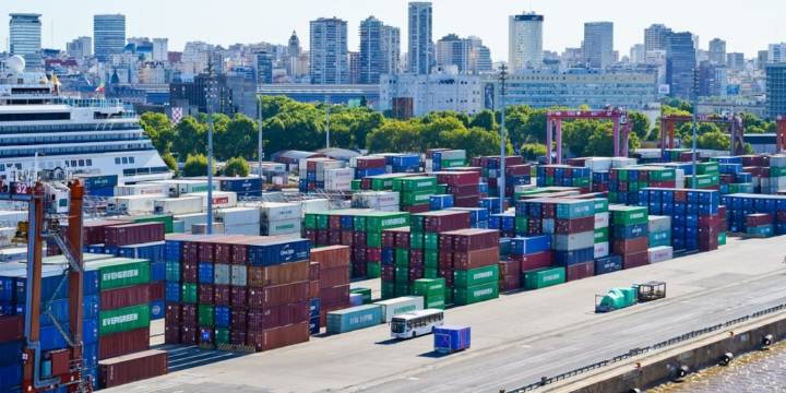 La balanza comercial arrojó un superávit de USD 800 millones en octubre, el menor en cinco meses