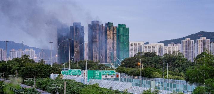 Devastador incendio en edificios de Hong Kong deja al menos 65 muertos y 279 desaparecidos