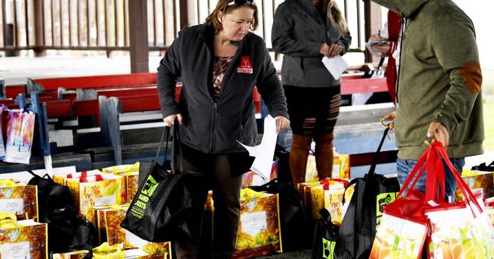 Government leaders reach out to the needy