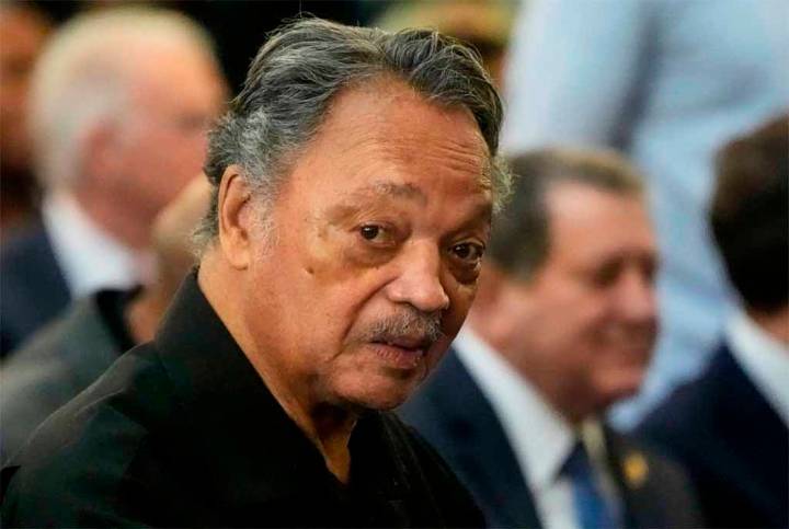 Jesse Jackson sigue hospitalizado en EEUU, conectado a respirador
