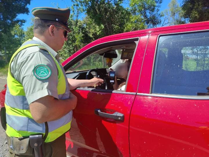 Fin de semana largo: Carabineros detuvo a 15 conductores con consumo de alcohol o drogas y cursó 102 infracciones por exceso de velocidad en Ñuble.