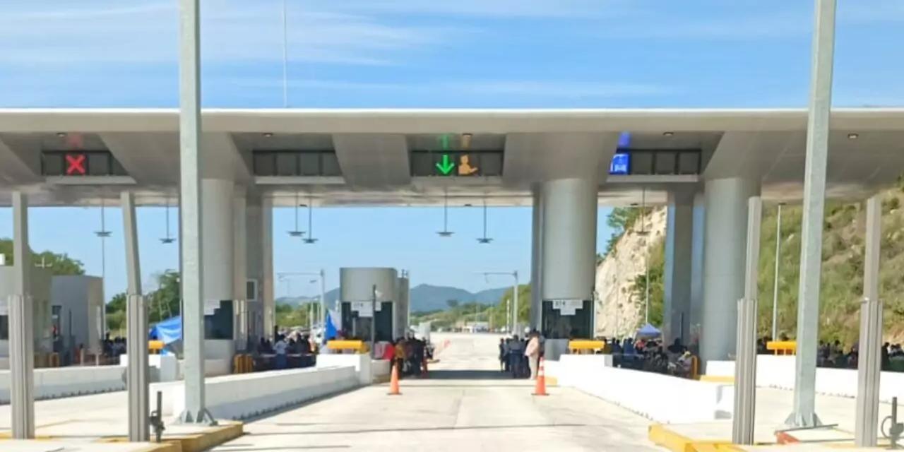 Maestros de Oaxaca liberan casetas: usuarios pasan sin pagar