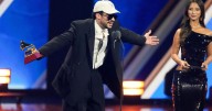 Bad Bunny gana el Latin Grammy al álbum del año por “DeBÍ TiRAR MáS FOToS”