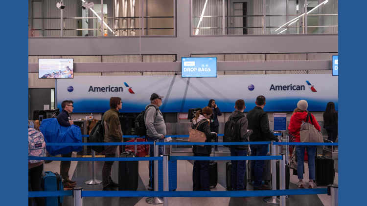 US airlines' daily cancellations exceed 2,700 as shutdown impact extends