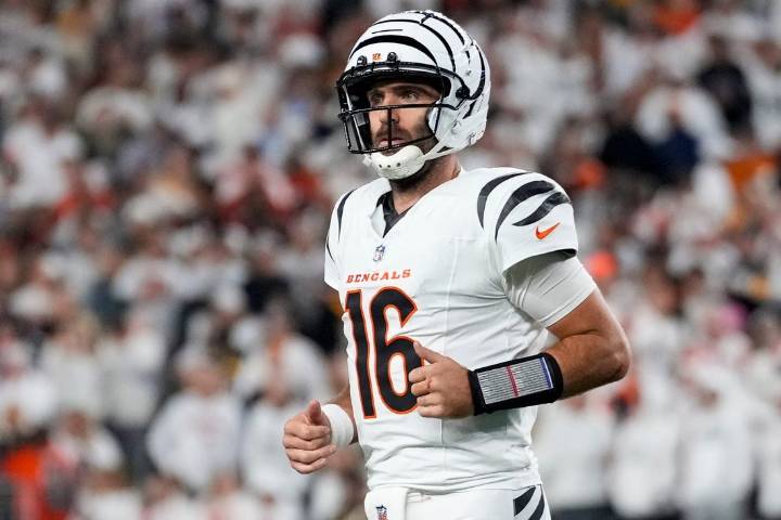 Deadspin | Bengals QB Joe Flacco active, DE Trey Hendrickson out vs. Bears
