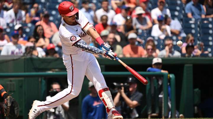 Athletics agree to contract with ex-Nationals infielder