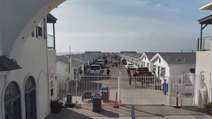 Driver crashes vehicle into Crystal Pier gate