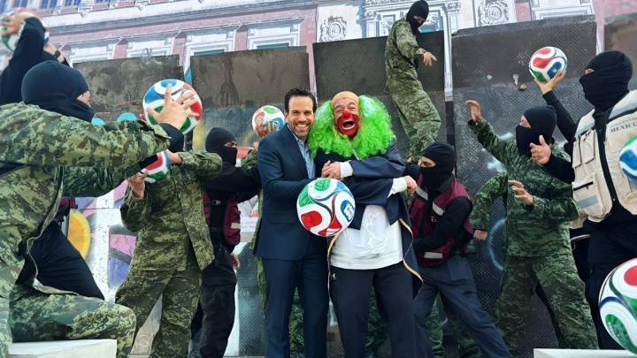 Brozo y Loret visitan el Zócalo y el Palacio amurallado. Entre bengalas, petardos y vándalos, platican de la peligrosa fragilidad del discurso presidencial frente a los golpes cotidianos de la cruda r