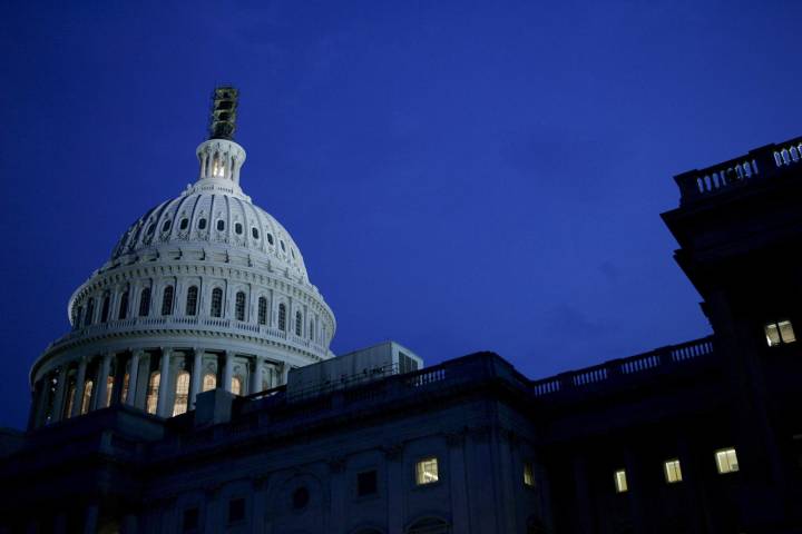 Senado aprueba acuerdo que allana el camino para reabrir el Gobierno 