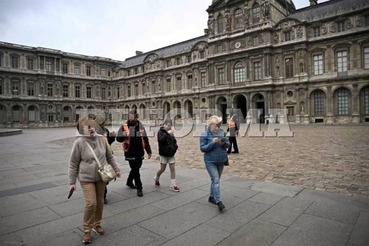 Cierra el Louvre galería  por 'fragilidad' de vigas