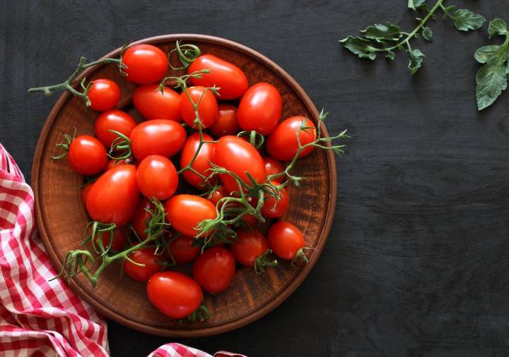 Guía definitiva para cultivar tomates cherry en tu jardín o balcón y tener las ensaladas más frescas