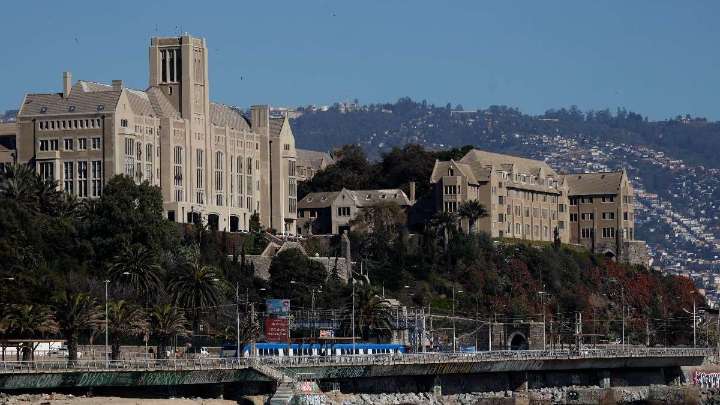 Quedó con lesiones en el rostro: Profesor de la Universidad Federico Santa María es atacado con arma blanca por un alumno