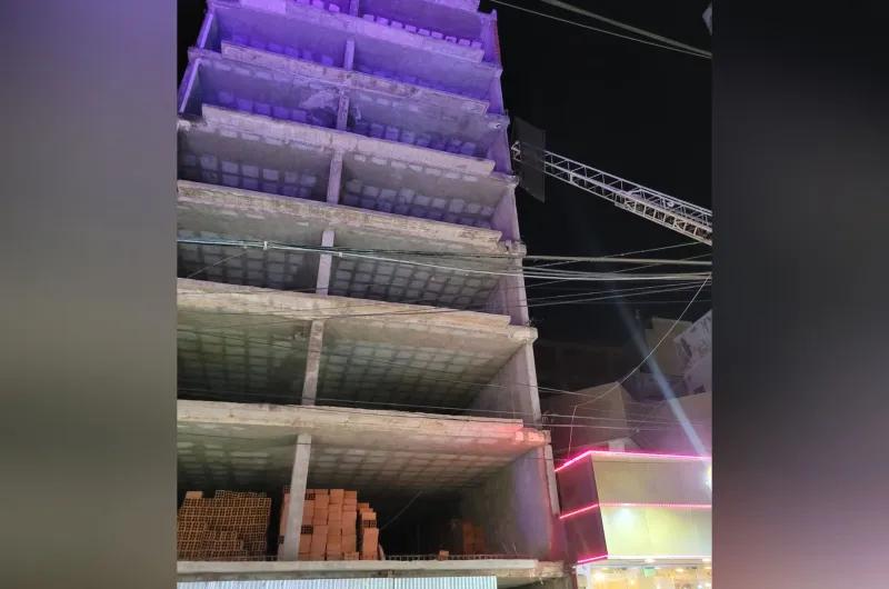 Tensión en el microcentro por una estructura de un sexto piso que cedió por el fuerte viento