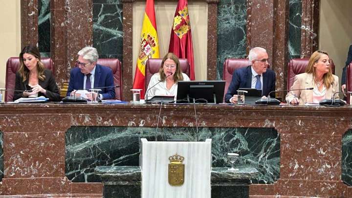 La Asamblea acuerda pedir a Transición Ecológica compensación por los días sin agua potable en el entorno del Mar Menor