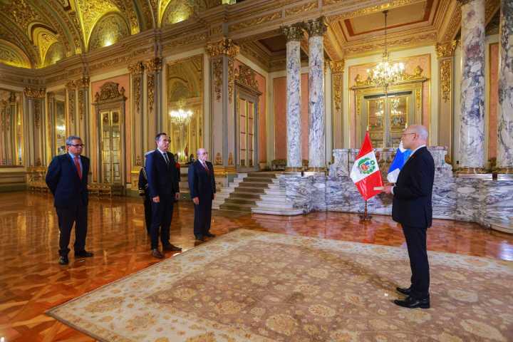 Presidente José Jerí recibe las cartas credenciales de los Embajadores de Uruguay, Paraguay y Finlandia