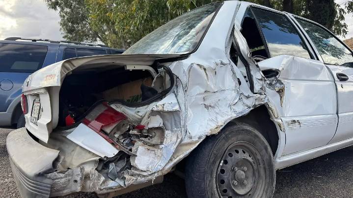 Tráiler impacta contra Tsuru y lo deja con daños casi totales