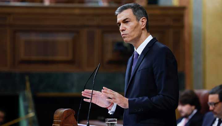 Sánchez acusa al PP de "negocios inmorales" con la sanidad y Feijóo le replica que "no cuente conmigo para nada"