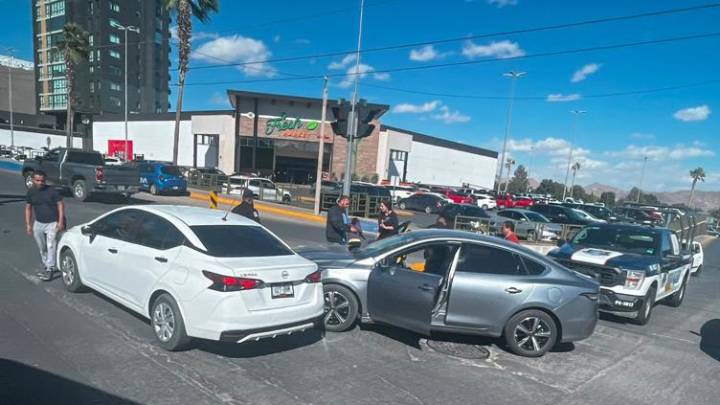 Choque frente al Fresh Market del Juventud deja daños materiales