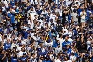 Agentes de migración cercan el estadio de los Dodgers tras el festejo de la Serie Mundial