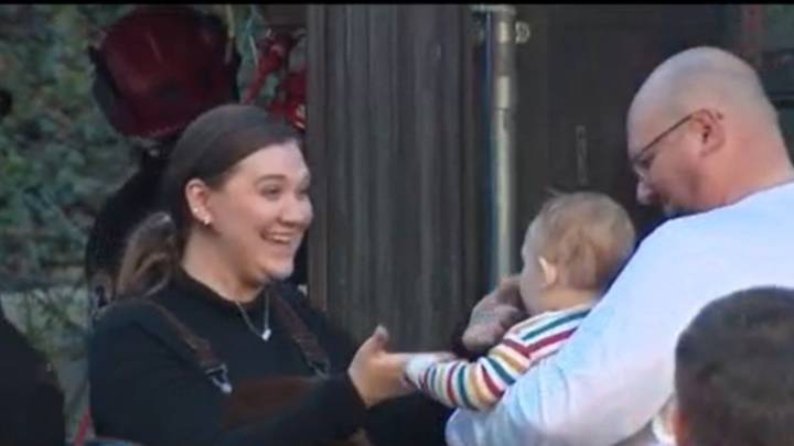 Rescatan a familia atrapada en elevador de Metro en Woodley Park