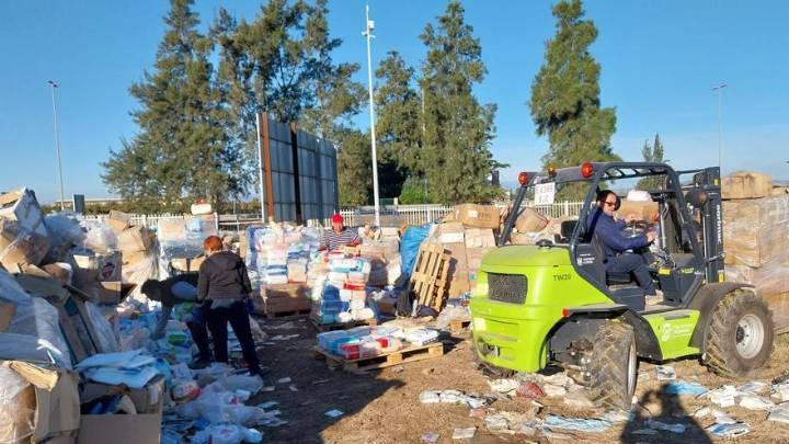 Los intentos por rescatar donaciones de la dana en Algemesí chocan con nuevos actos de vandalismo